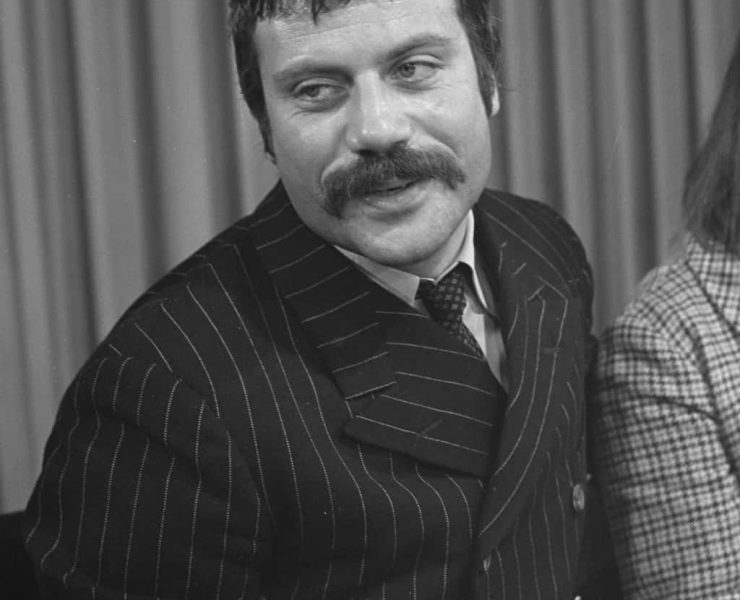 Oliver Reed in snappy attire!