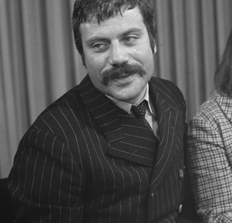 Oliver Reed in snappy attire!