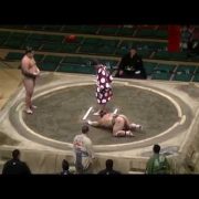 Sumo fight between Musashikuni Mamu and Tomisakae Ryutaro