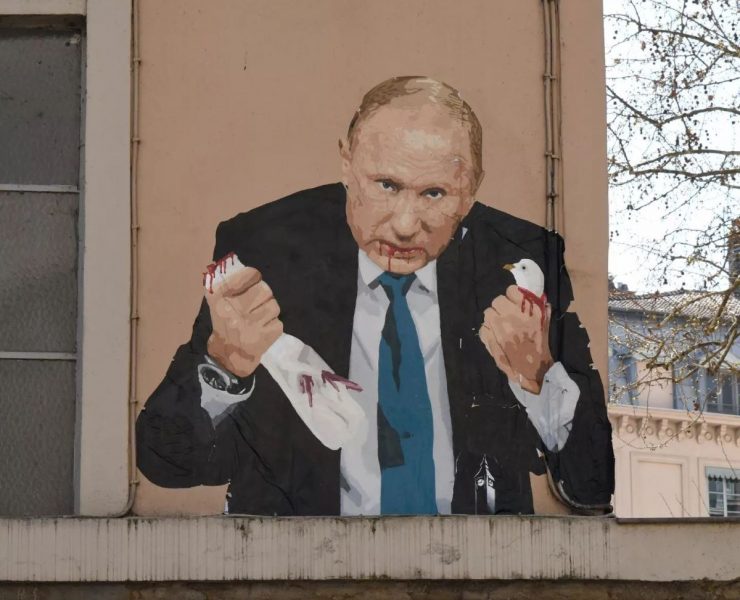 French graffiti with Putin holding a dead dove