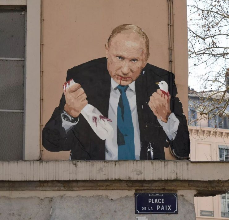 French graffiti with Putin holding a dead dove