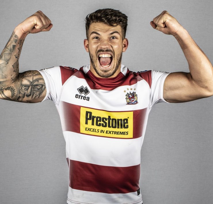 Wigan Warriors player Oliver Gildart flexing his biceps